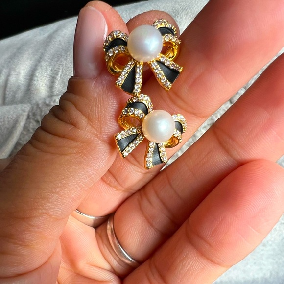 Jewelry - Bow earrings with pearl-new with no tags
